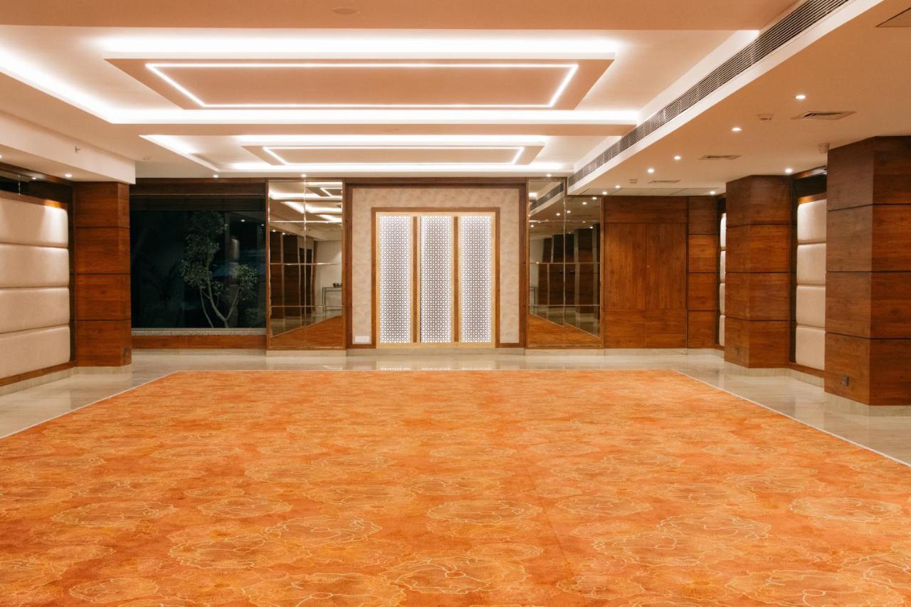 Playotel Premier Vijay Nagar Indore Exteriör bild