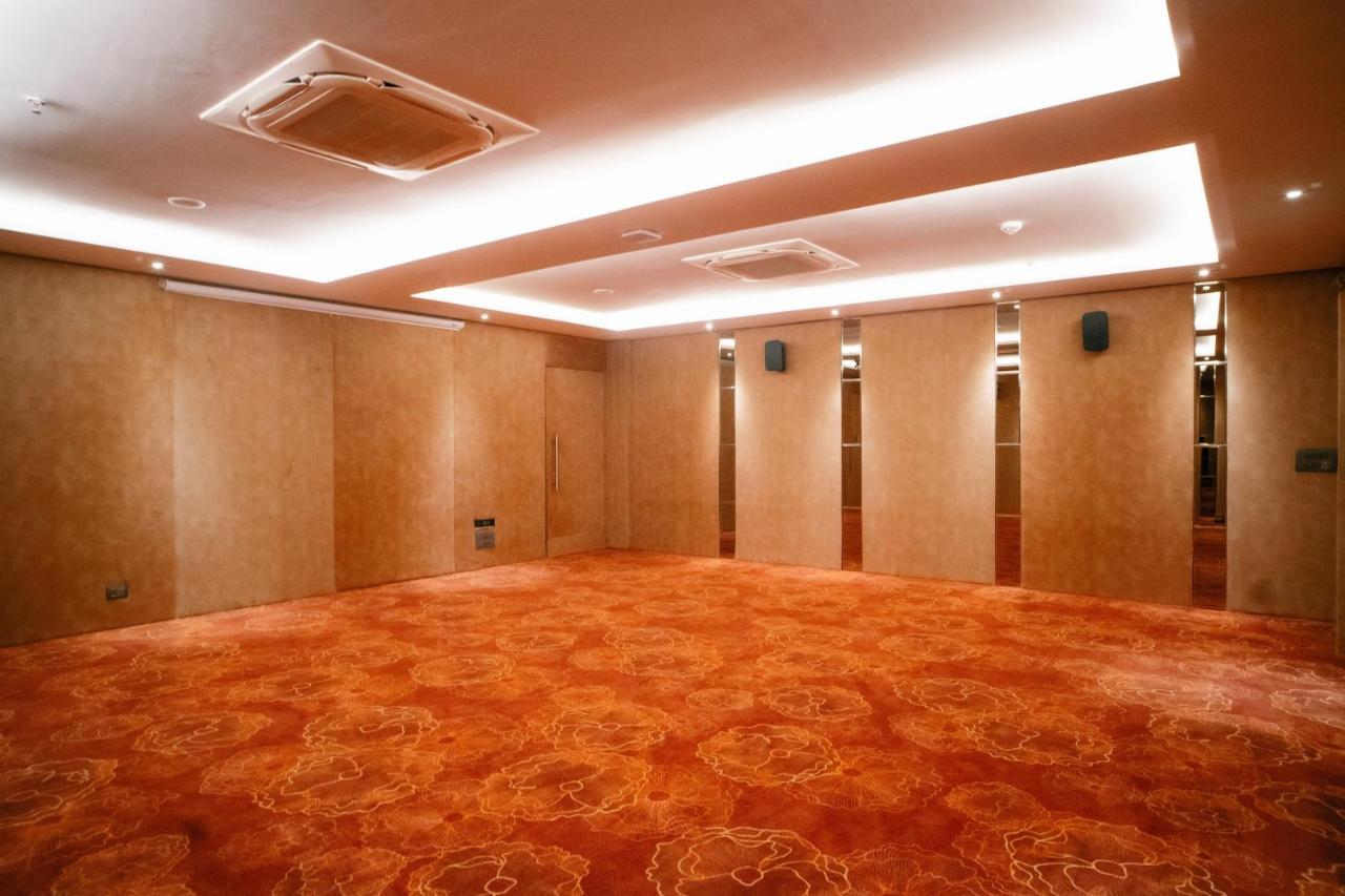 Playotel Premier Vijay Nagar Indore Exteriör bild