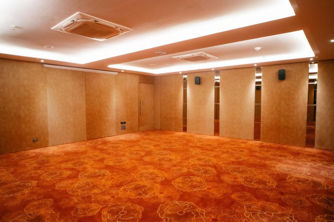 Playotel Premier Vijay Nagar Indore Exteriör bild